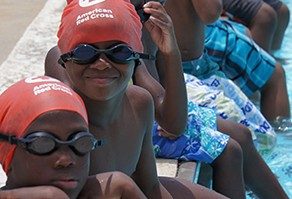 kids in pool taking swim lessons